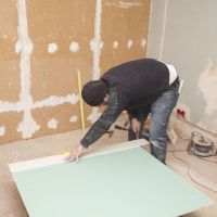 Quelles sont les différences entre un plaquiste et un plâtrier ?